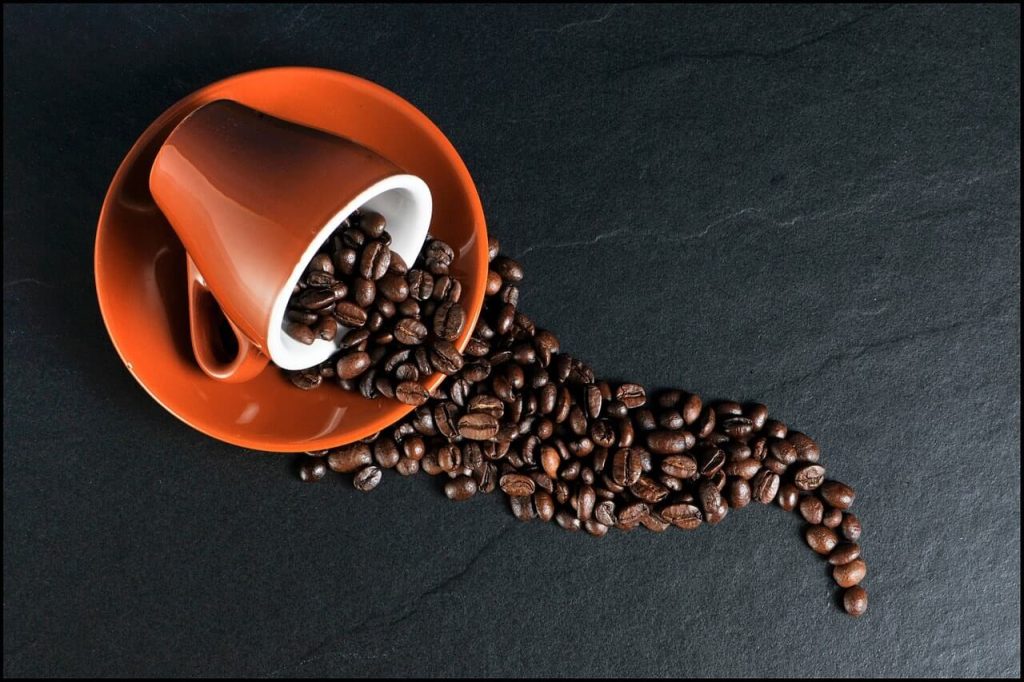 rote Kaffeetasse mit Kaffeebohnen
