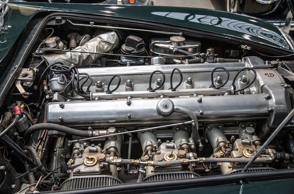 Motor unter einer geöffneten Motorhaube als Symbol für die Messung der Marktbreite