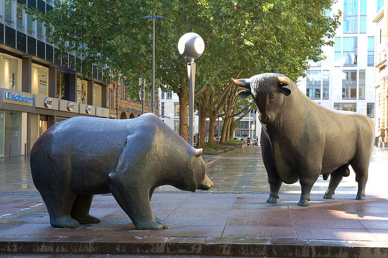 Bärenmarkt bzw. Baisse, symbolisiert durch Statuen von Bulle und Bär