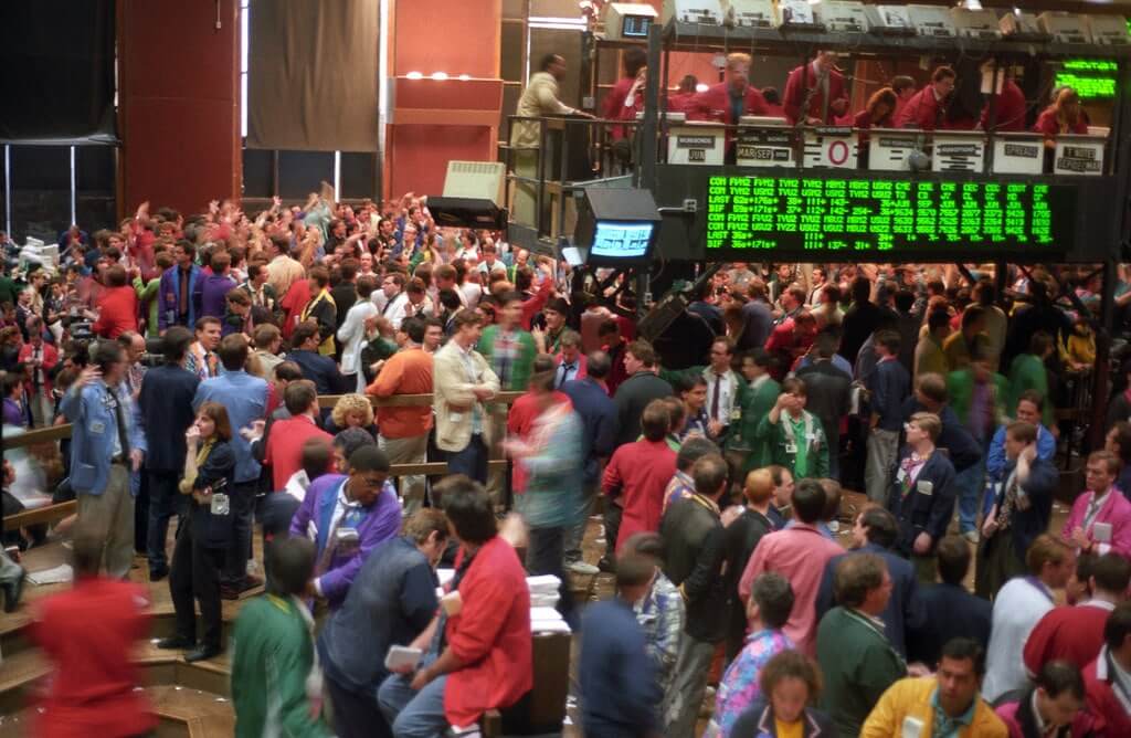 Viele Händler stehen auf dem Börsenparkett beim Futures Trading